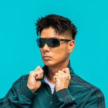 Óculos de sol SPORTBR Goodr Electric Zen Machine, armação verde azulado escuro e lentes verdes polarizadas.