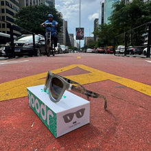 Óculos de sol cinza fosco Goodr Festa 100 Fim São Silvestre com lentes espelhadas polarizadas e armação ergonômica.