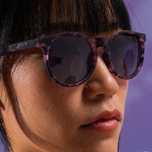 Óculos de sol Goodr Fluent In Silence rosa com armação redonda e lentes pretas polarizadas. Ideal para corrida.