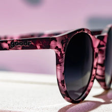 Óculos de sol Goodr Fluent In Silence rosa com armação marmorizada e lentes pretas polarizadas.