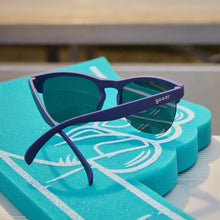 Óculos de sol Goodr Full Sail Frenzy azuis marinho com lentes espelhadas cinza, ideais para corrida.