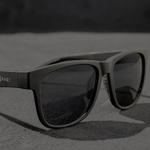 Óculos de sol Goodr Hooked On Onyx pretos, armação grande de propionato, lentes polarizadas com proteção UVA UVB.