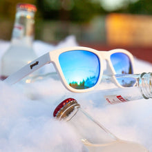 Óculos de sol Goodr Iced By Yetis brancos com lentes azuis espelhadas polarizadas, ideais para corrida.