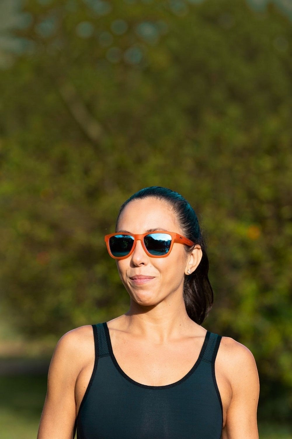 Óculos de Sol Goodr Donkey Goggles laranja com lentes azuis espelhadas, ideais para corrida.