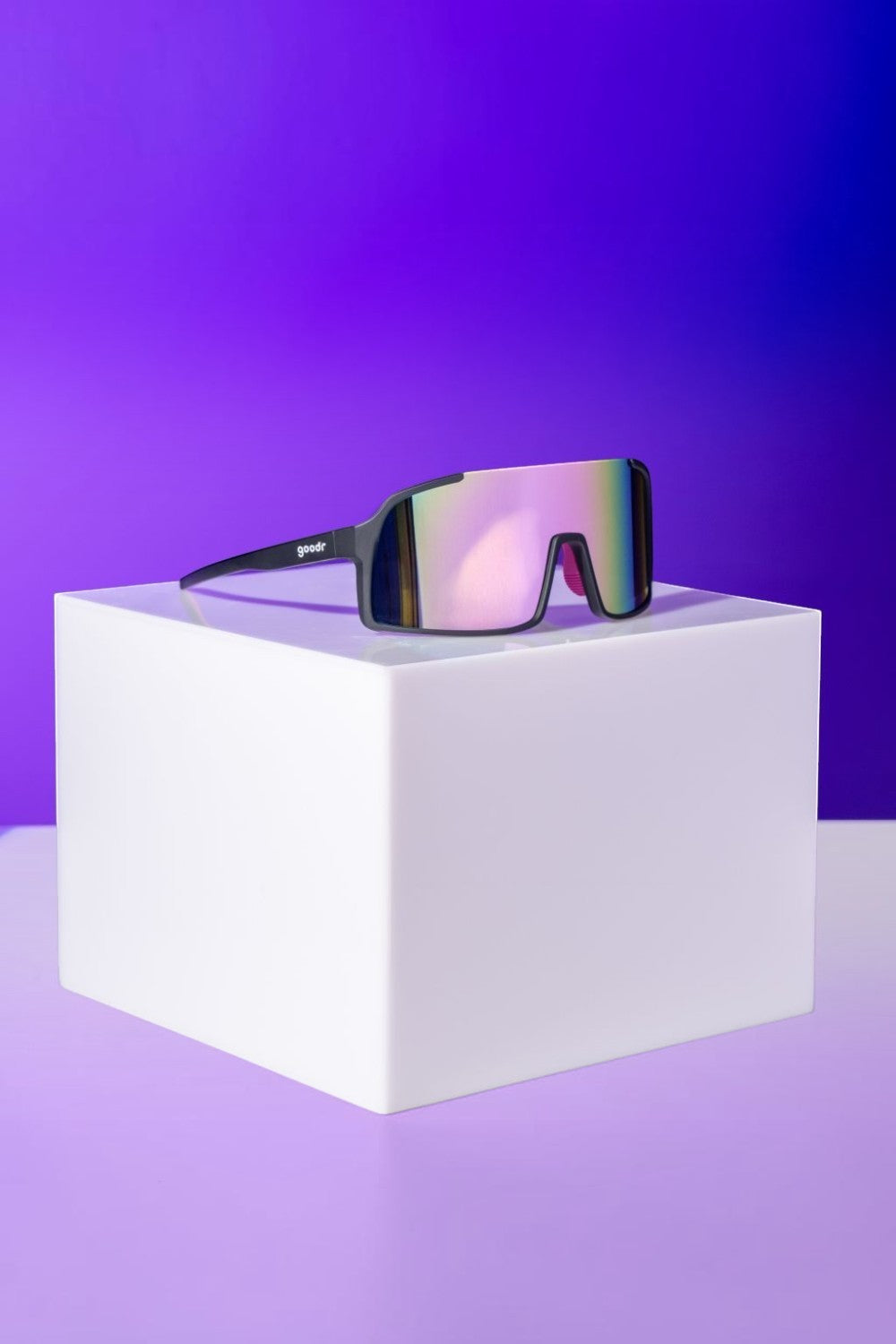 Óculos de sol SPORTBR Goodr com armação preta e lentes espelhadas roxas, ideal para corrida e esportes ao ar livre.