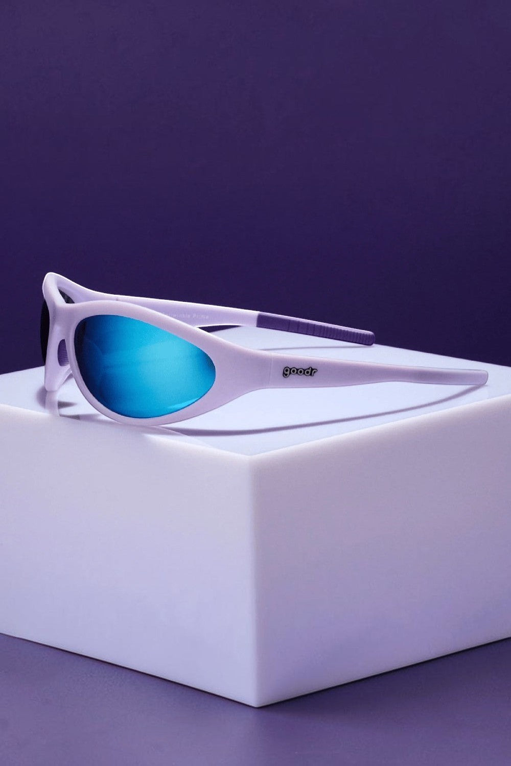 Óculos de sol SPORTBR Goodr In My Periwinkle Prime com armação lilás e lentes espelhadas azuis polarizadas para corrida