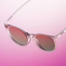 Óculos de sol Goodr Mauve Mood Board, armação lilás translúcido, lentes rosa polarizadas com proteção UVA UVB.