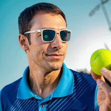 Óculos de sol Goodr Middle Seat Advantage brancos com lentes azuis espelhadas e proteção UV. Modelo masculino.
