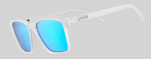 Óculos de sol Goodr Middle Seat Advantage brancos com lentes azuis espelhadas polarizadas, ideais para corrida.