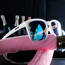 Óculos de sol Goodr Middle Seat Advantage brancos com lentes azuis espelhadas polarizadas, ideais para corrida.