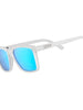 Óculos de sol Goodr Middle Seat Advantage brancos com lentes azuis espelhadas e proteção UVA UVB.