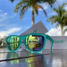 Óculos de sol Goodr Nessy's Midnight Orgy verde com lentes espelhadas polarizadas e armação de propionato.