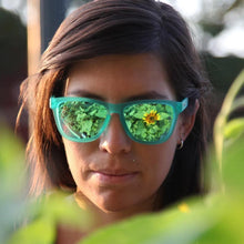 Óculos de sol Goodr Nessy's Midnight Orgy verde, armação verde, lentes espelhadas polarizadas com proteção UVA UVB.