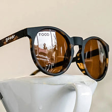 Óculos de sol Goodr Nine Dollar Pour Over marrom, armação tartaruga, lentes polarizadas marrons com proteção UVA UVB. Ideal para corrida.