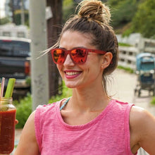 Óculos de sol Goodr Phoenix at a Bloody Mary Bar vermelhos com lentes espelhadas rosa polarizadas, ideais para corrida.
