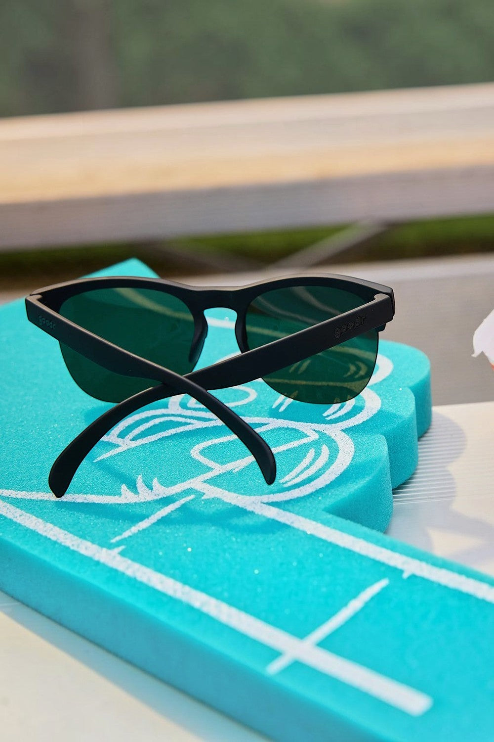Óculos de sol SPORTBR Goodr Members Only Misfit com armação preta fosca e lentes verdes polarizadas para corrida