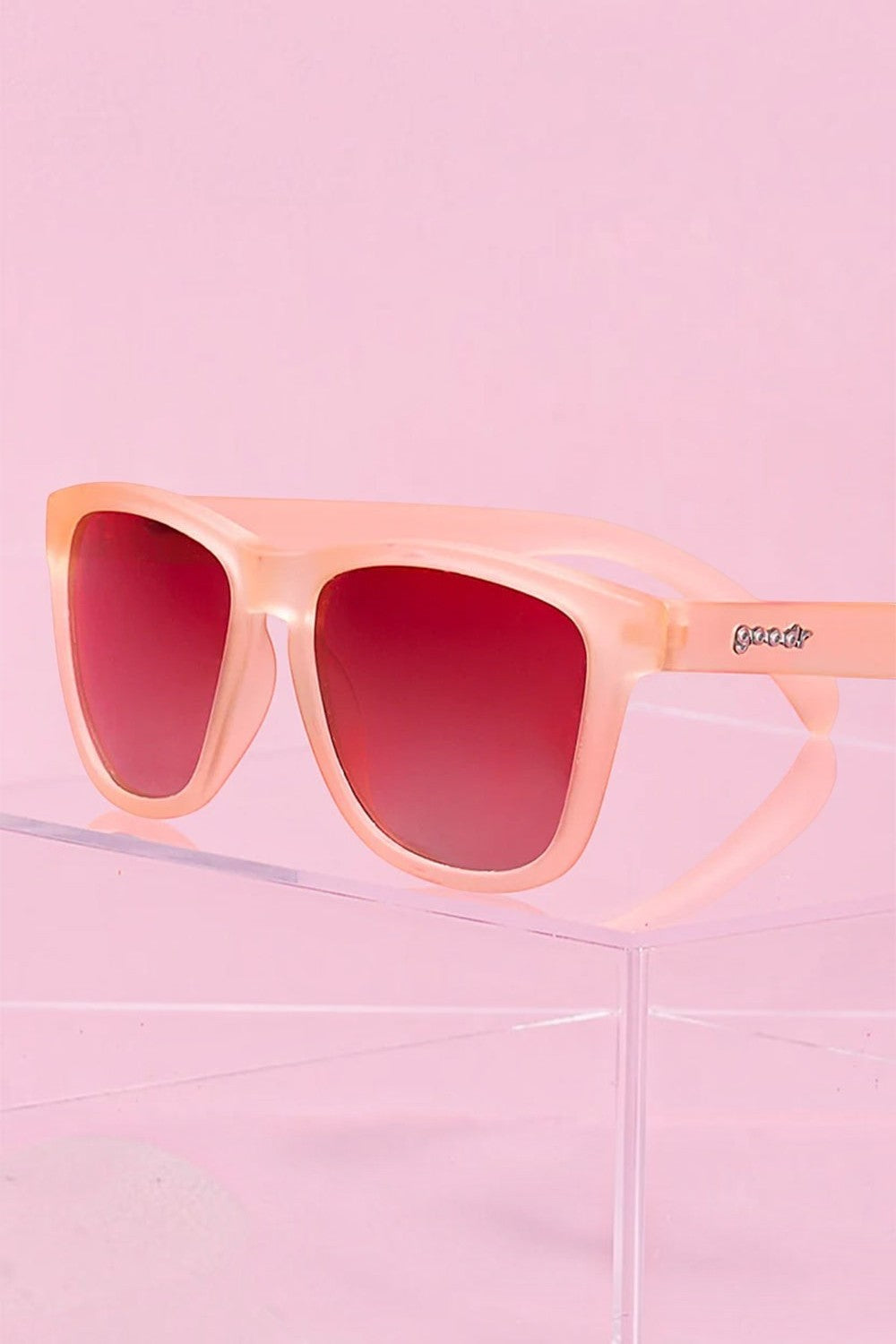 Óculos de sol SPORTBR Goodr Don't Make Me Blush rosa com armação de propionato e lentes polarizadas para corrida.