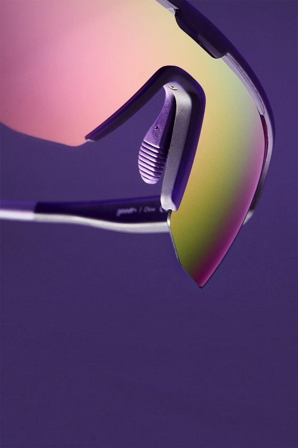 Óculos de sol SPORTBR Goodr roxos com lentes espelhadas rosa para corrida, design esportivo leve e polarizado.