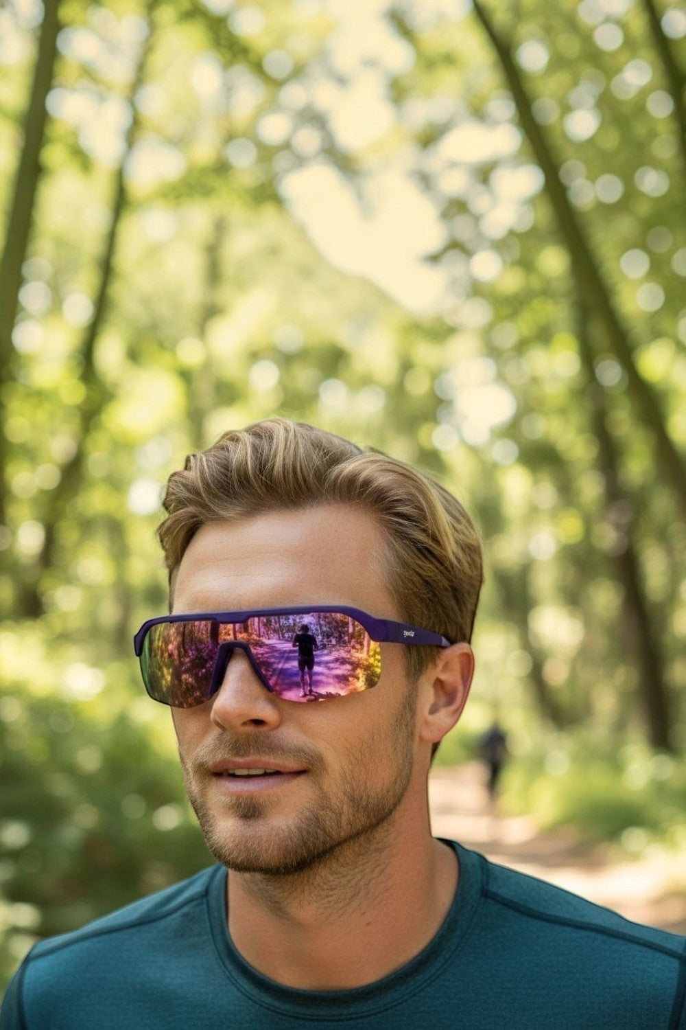 Homem usando óculos de sol SPORTBR Goodr roxos com lentes espelhadas rosa em trilha arborizada para corrida.