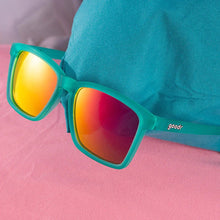 Óculos de sol Goodr Short With Benefits verde com lentes espelhadas rosa e laranja, ideais para corrida.