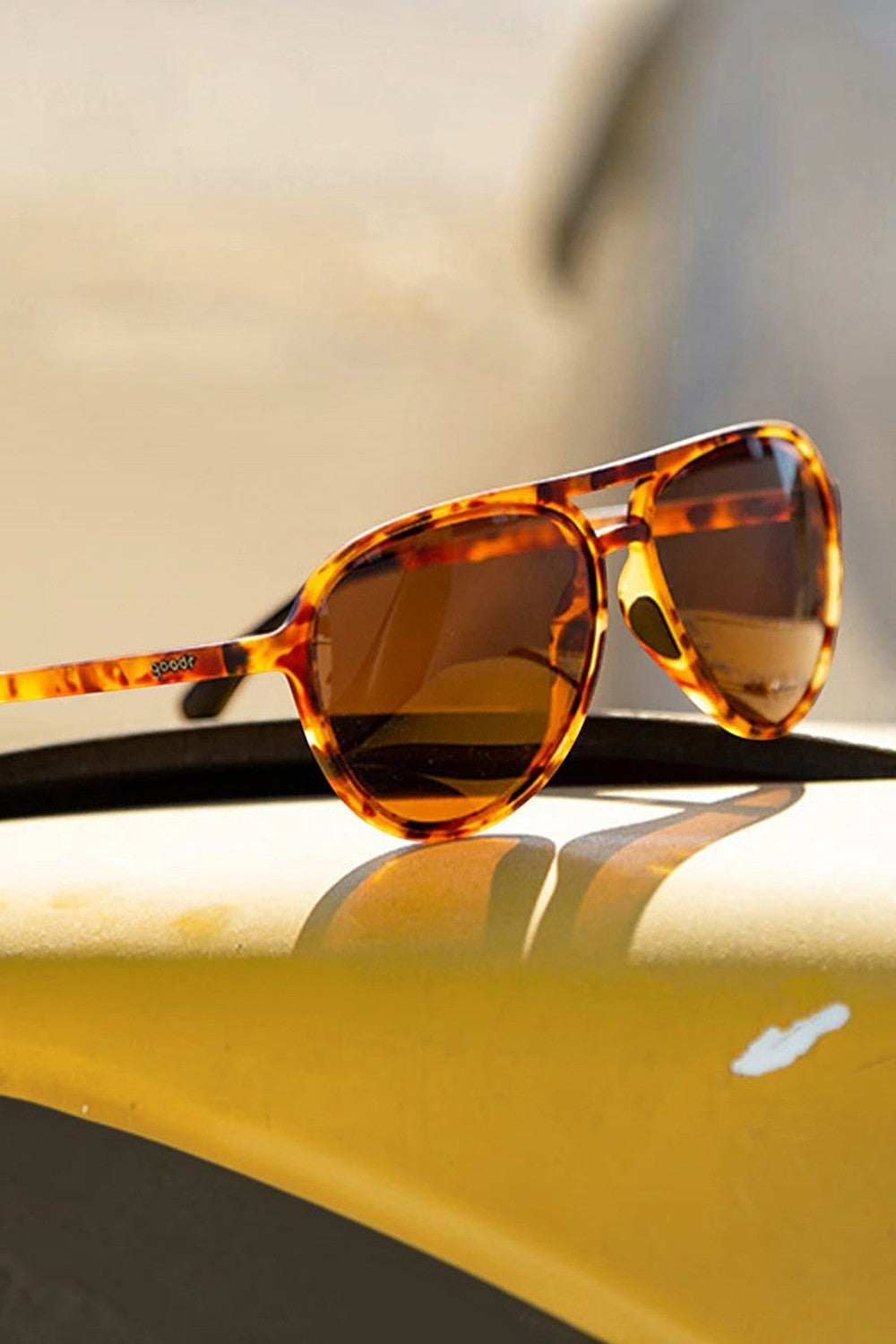 Óculos de sol SPORTBR Goodr modelo aviador com armação em estampa tartaruga e lentes marrons polarizadas.