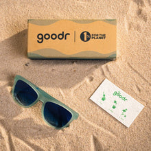 Óculos de sol Goodr These Shades Are Still Trash azuis com armação azul clara, lentes polarizadas e proteção UVA UVB.