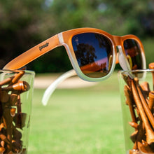 Óculos de sol Goodr Three Parts Tee, armação degradê laranja e branca, lentes marrons polarizadas. Perfeito para corrida.