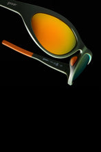 Óculos de sol SPORTBR Goodr Grass Stain Hall of Fame com armação verde, lentes espelhadas âmbar e hastes esportivas.