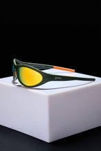 Óculos de sol esportivos SPORTBR Goodr Grass Stain Hall of Fame com armação verde e lentes espelhadas âmbar.