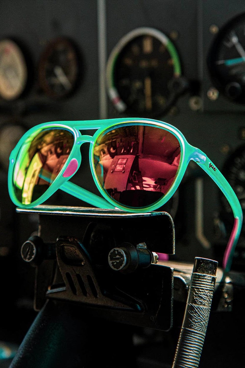 Óculos de sol SPORTBR Goodr Kitty Hawkers com armação verde, lentes espelhadas amarelas polarizadas e design esportivo.