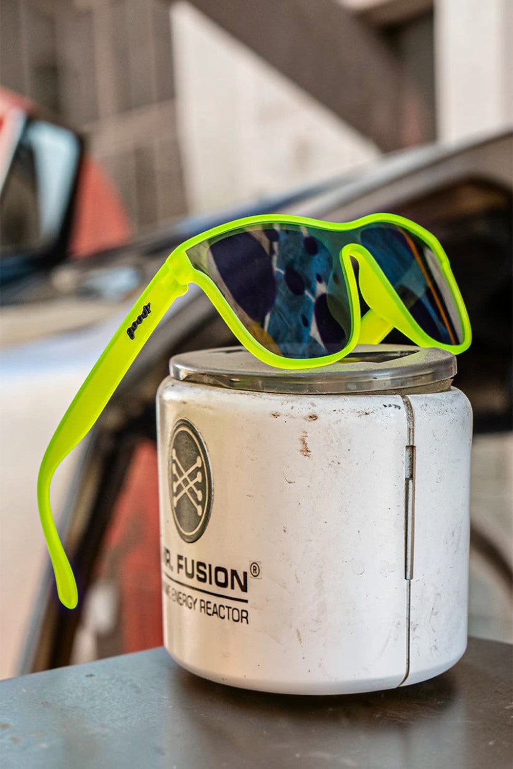 Óculos de sol SPORTBR Goodr Naeon Flux Capacitor com armação verde neon e lentes espelhadas polarizadas para corrida.