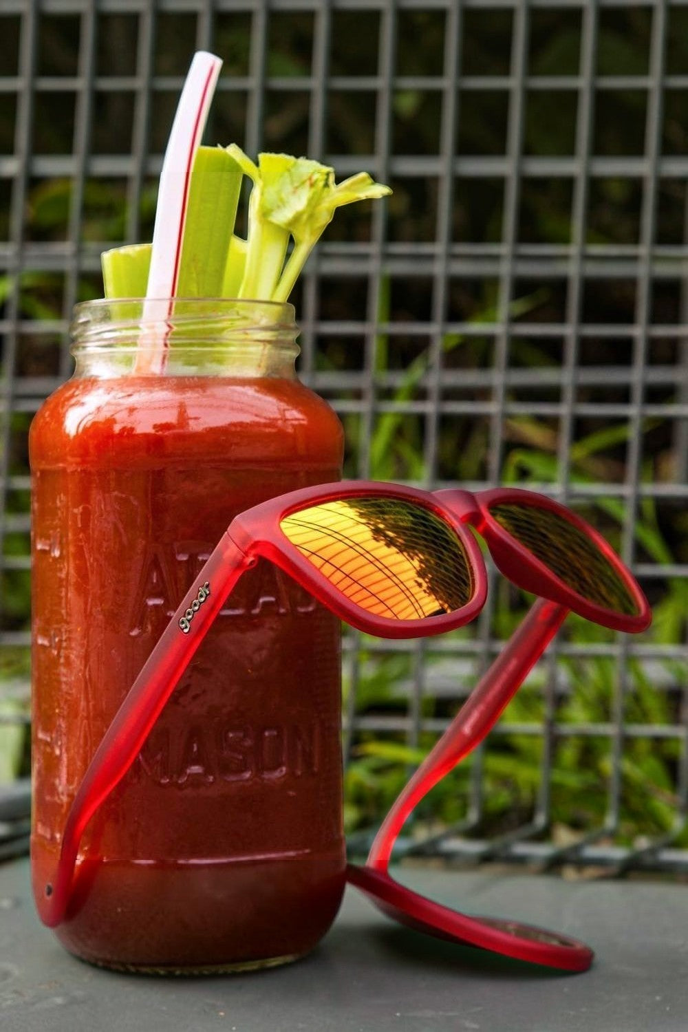 Óculos de sol SPORTBR Goodr Phoenix at a Bloody Mary Bar com armação vermelha e lentes espelhadas rosa para corrida.