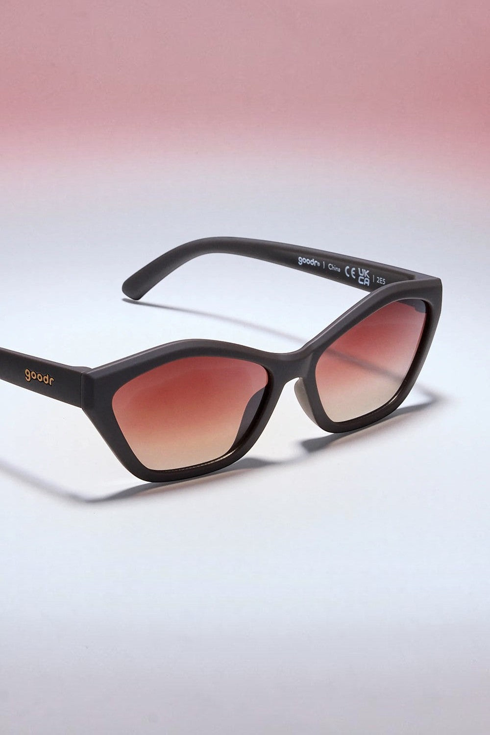 Óculos de sol SPORTBR Goodr Walnut Wonderland com armação marrom fosca e lentes polarizadas em tom degradê