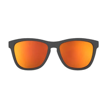 Óculos de sol Goodr Whiskey Shots with Satan pretos com lentes espelhadas laranja e proteção UVA UVB.