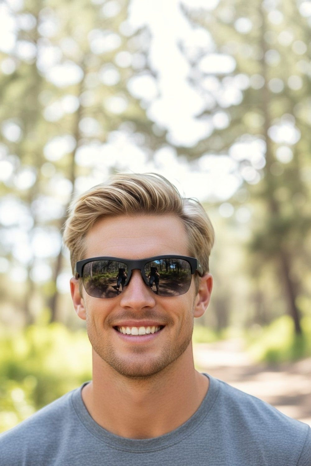 Homem sorridente usando óculos de sol esportivos pretos SPORTBR Goodr com lentes polarizadas em ambiente externo.