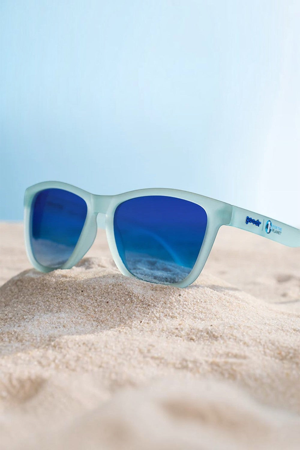 Óculos de sol SPORTBR Goodr These Shades Are Still Trash com armação azul claro e lentes polarizadas na areia