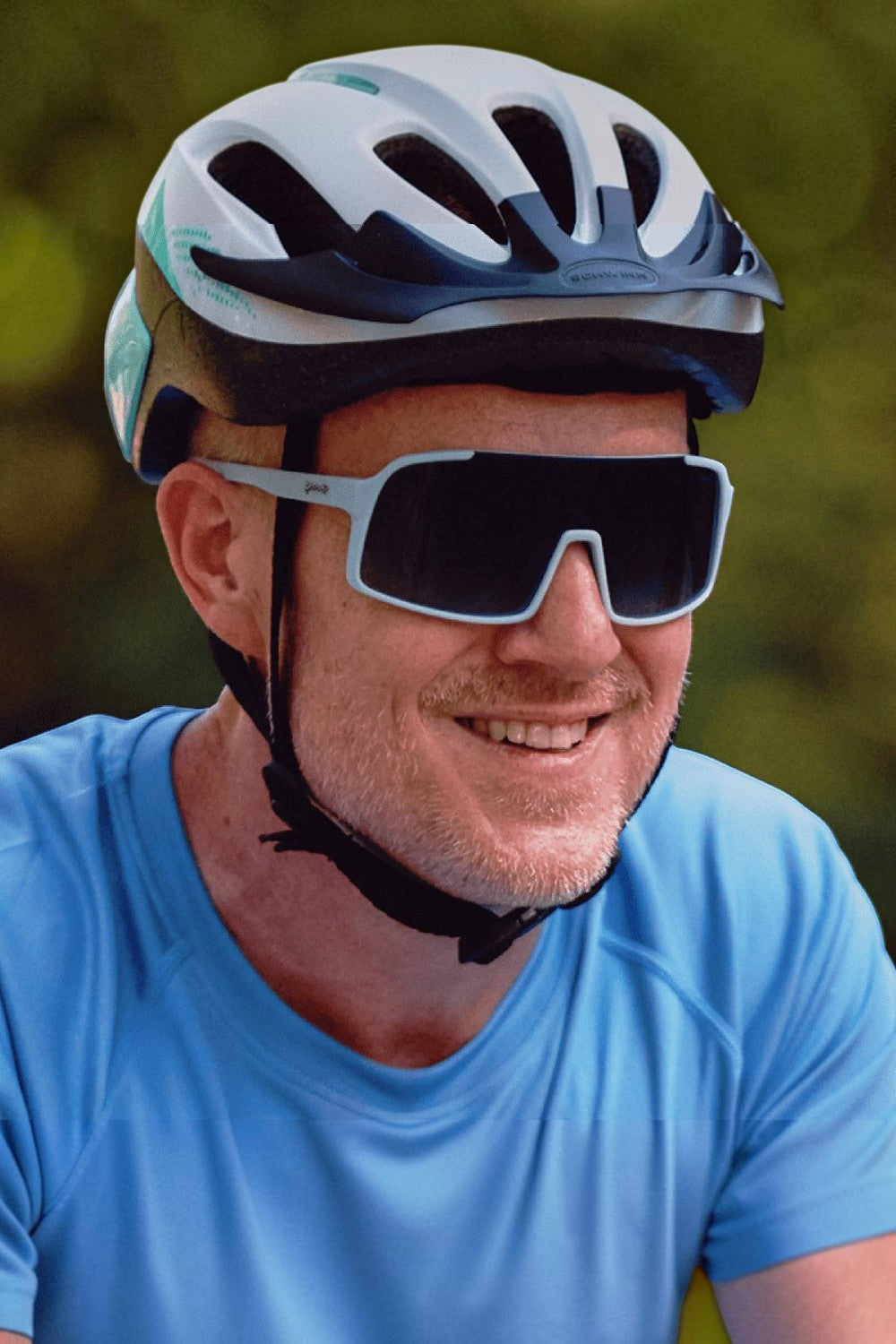 Ciclista usando óculos de sol SPORTBR Goodr Kidnapped by a Cyborg azul com lentes polarizadas e capacete