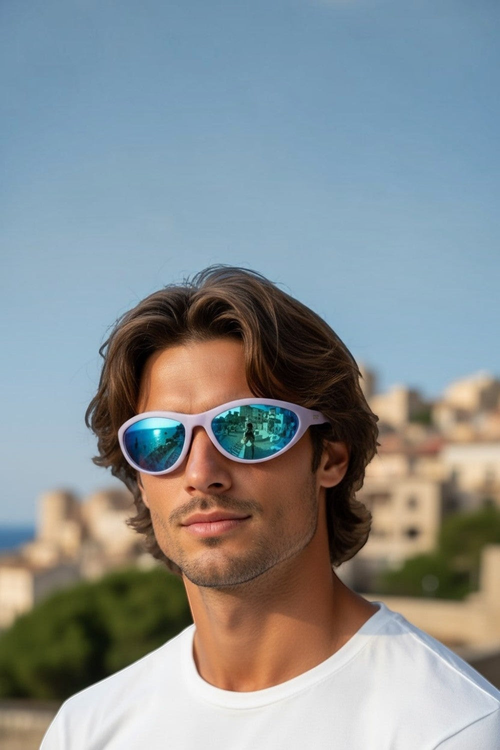 Homem usando óculos de sol SPORTBR Goodr In My Periwinkle Prime com lentes espelhadas azuis e armação periwinkle.