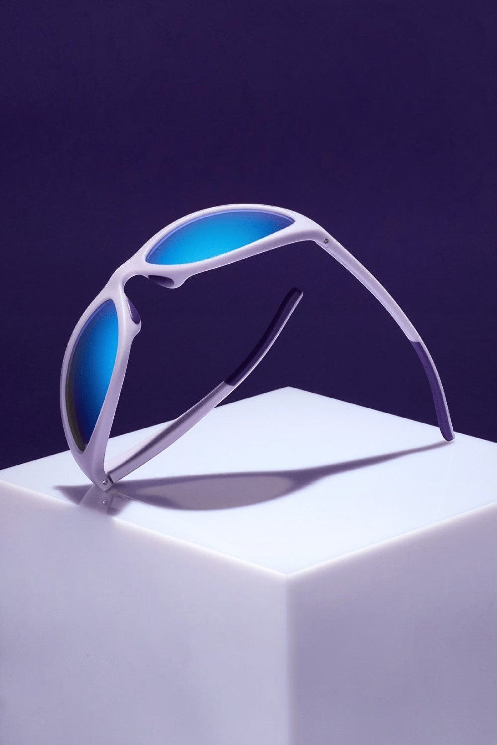 Óculos de sol SPORTBR Goodr In My Periwinkle Prime com armação azul clara e lentes espelhadas azuis para corrida