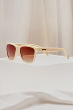 Óculos de sol SPORTBR Goodr Toasted Marshmallow Magic bege com lentes degradê polarizadas para corrida.