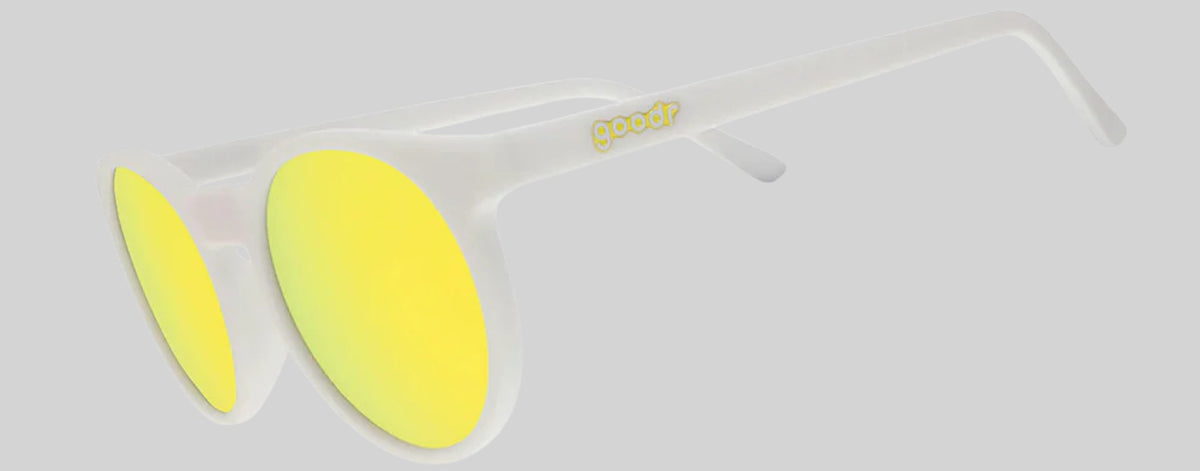 Óculos de sol SPORTBR Goodr Yolk's on You com armação branca e lentes espelhadas amarelas polarizadas para corrida.