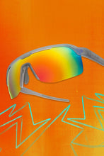 Óculos de sol esportivos SPORTBR Goodr Too Lit To Quit com armação cinza e lentes espelhadas coloridas polarizadas