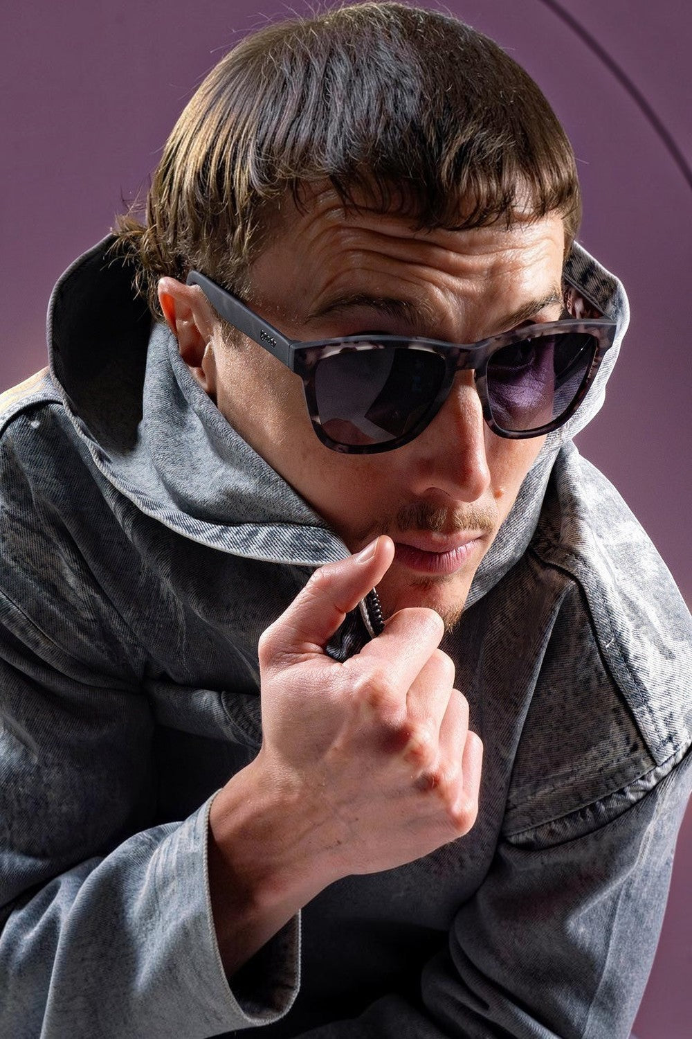 Homem usando óculos de sol SPORTBR Goodr modelo I'll Socialize When I'm Dead com armação cinza e lentes polarizadas