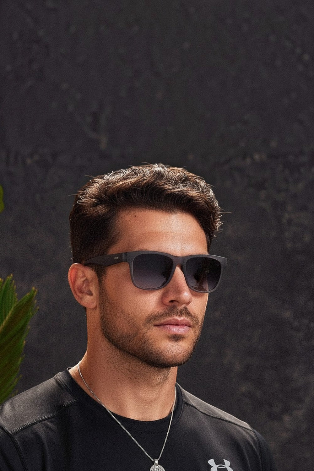 Homem usando óculos de sol cinza SPORTBR Goodr Always the Main Event com lentes polarizadas em fundo escuro