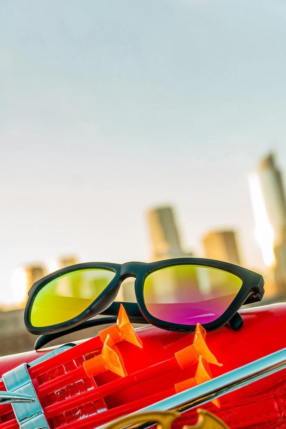 Óculos de sol SPORTBR Goodr Professional Respawner com armação preta e lentes espelhadas rosas para corrida.