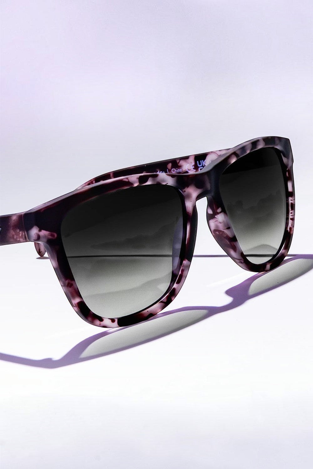 Óculos de sol SPORTBR Goodr com armação estampada em tons de roxo e lentes pretas polarizadas para corrida.