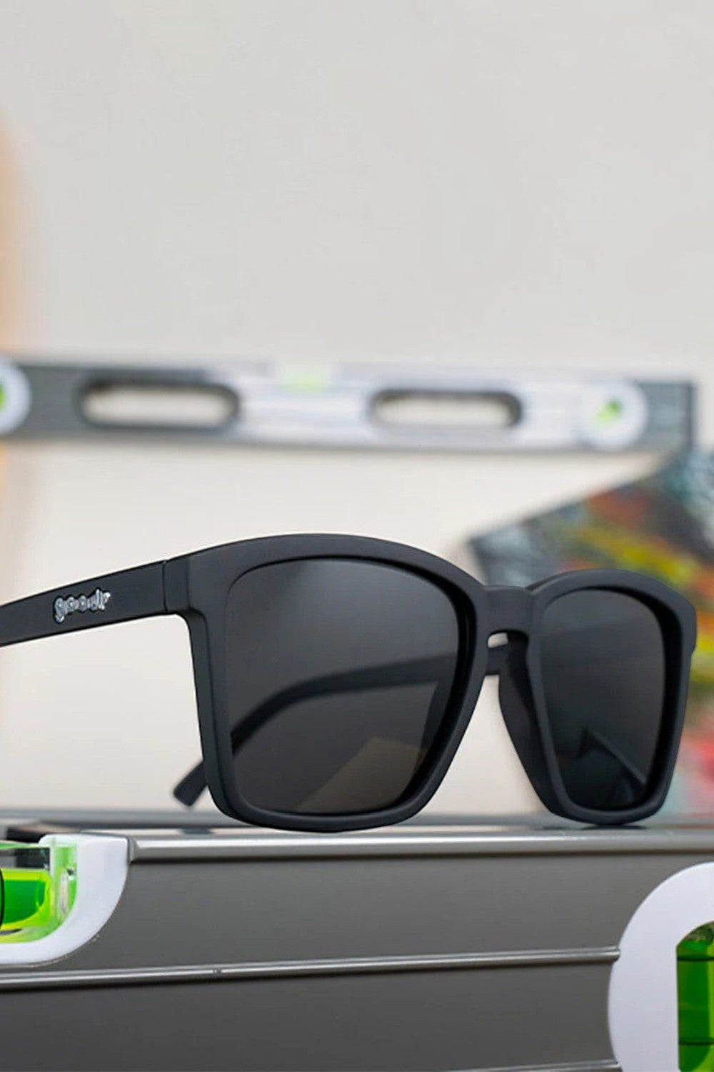 Óculos de sol SPORTBR Goodr Get On My Level pretos com lentes polarizadas, ideais para corrida e rostos pequenos.