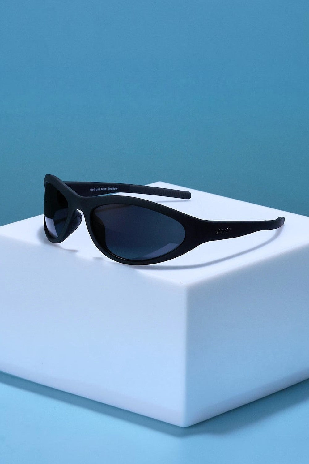 Óculos de sol esportivos SPORTBR Goodr pretos com lentes polarizadas, design leve e antiderrapante para corrida.