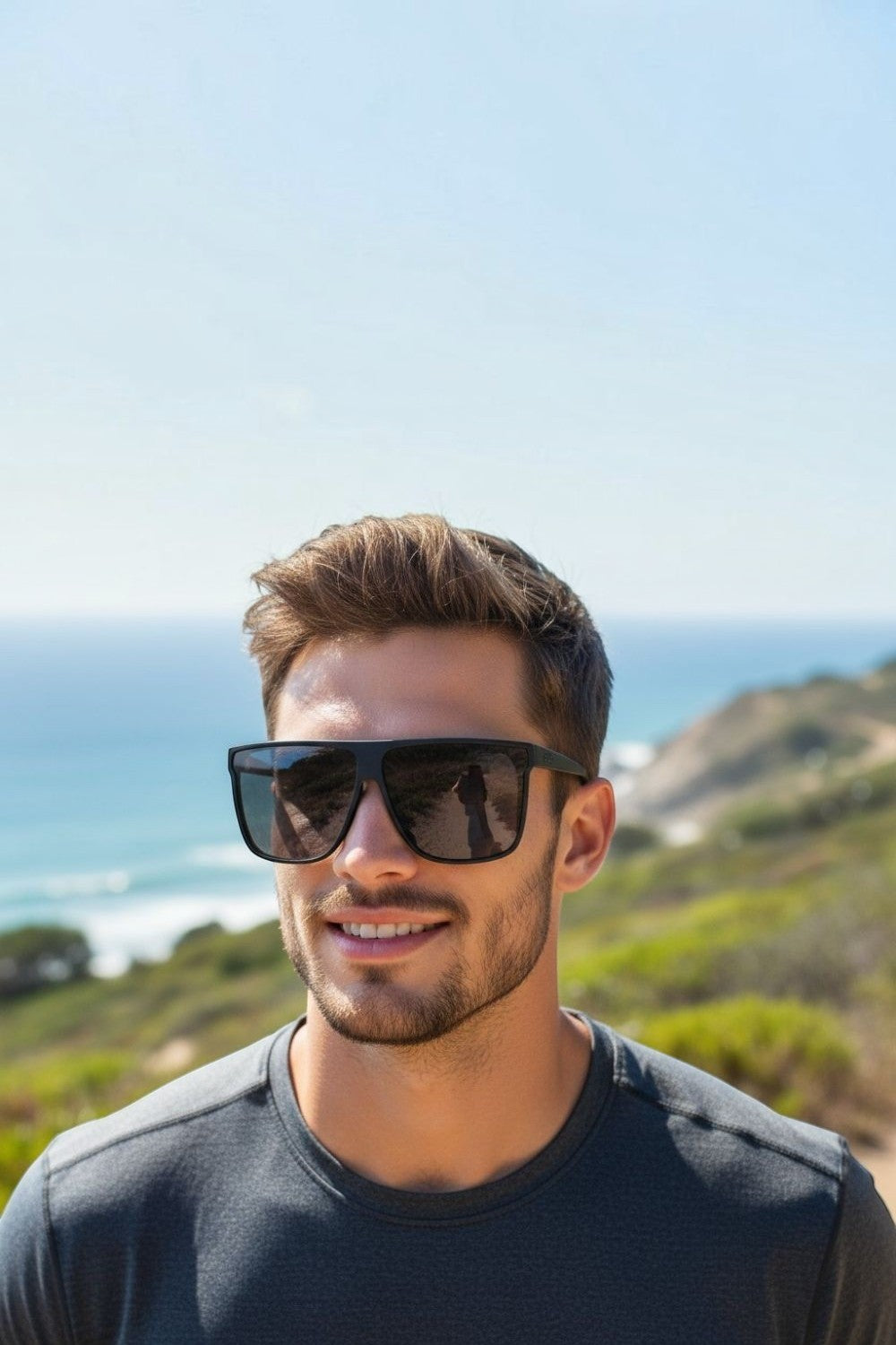 Homem usando óculos de sol esportivos pretos Goodr Fashion Week Dropout com lentes polarizadas em dia ensolarado