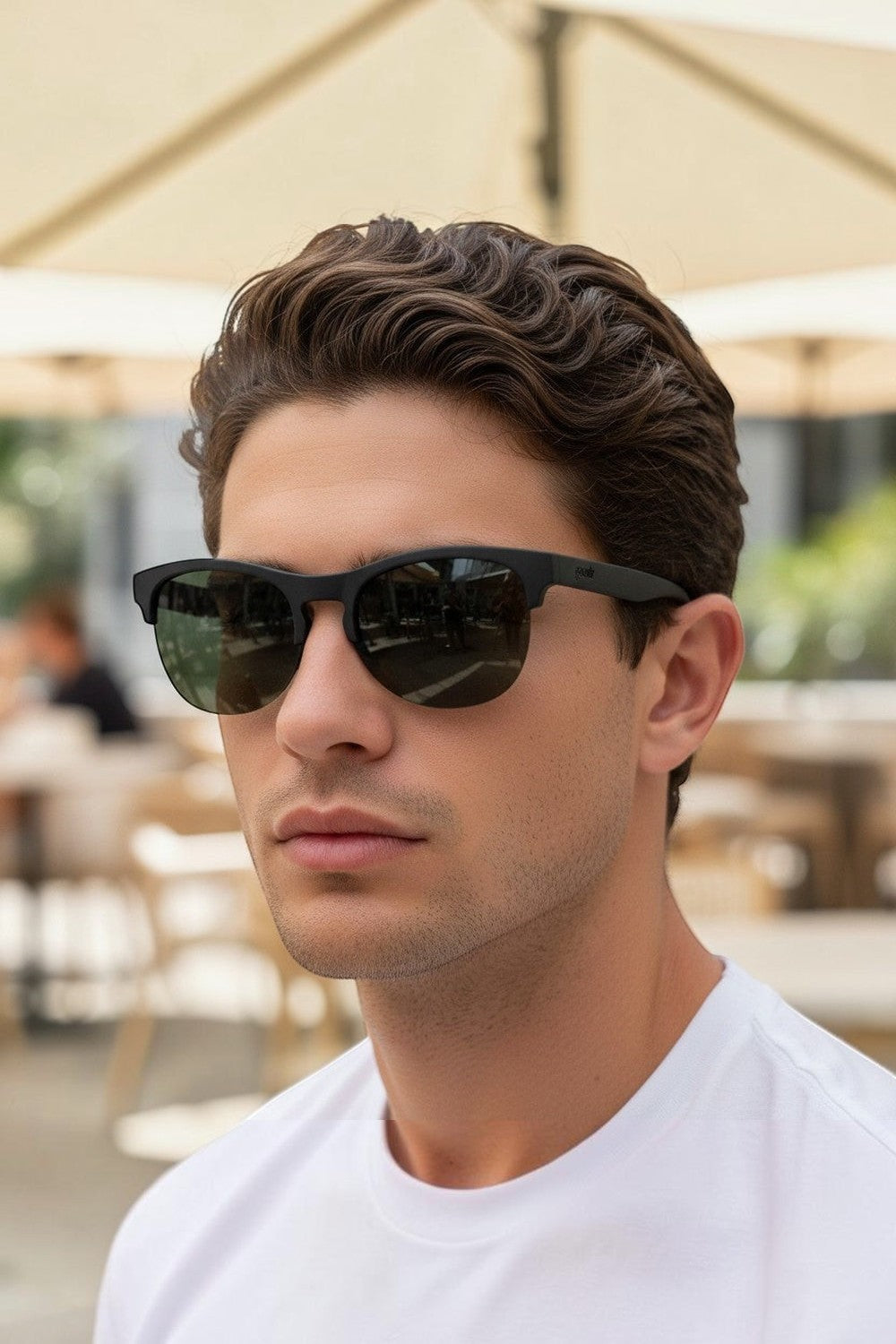 Homem usando óculos de sol SPORTBR Goodr Members Only Misfit com armação preta e lentes verdes polarizadas.